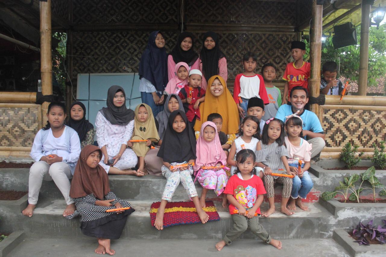 Relawan Pengajar! Anak TK di Saung Baca Suradita