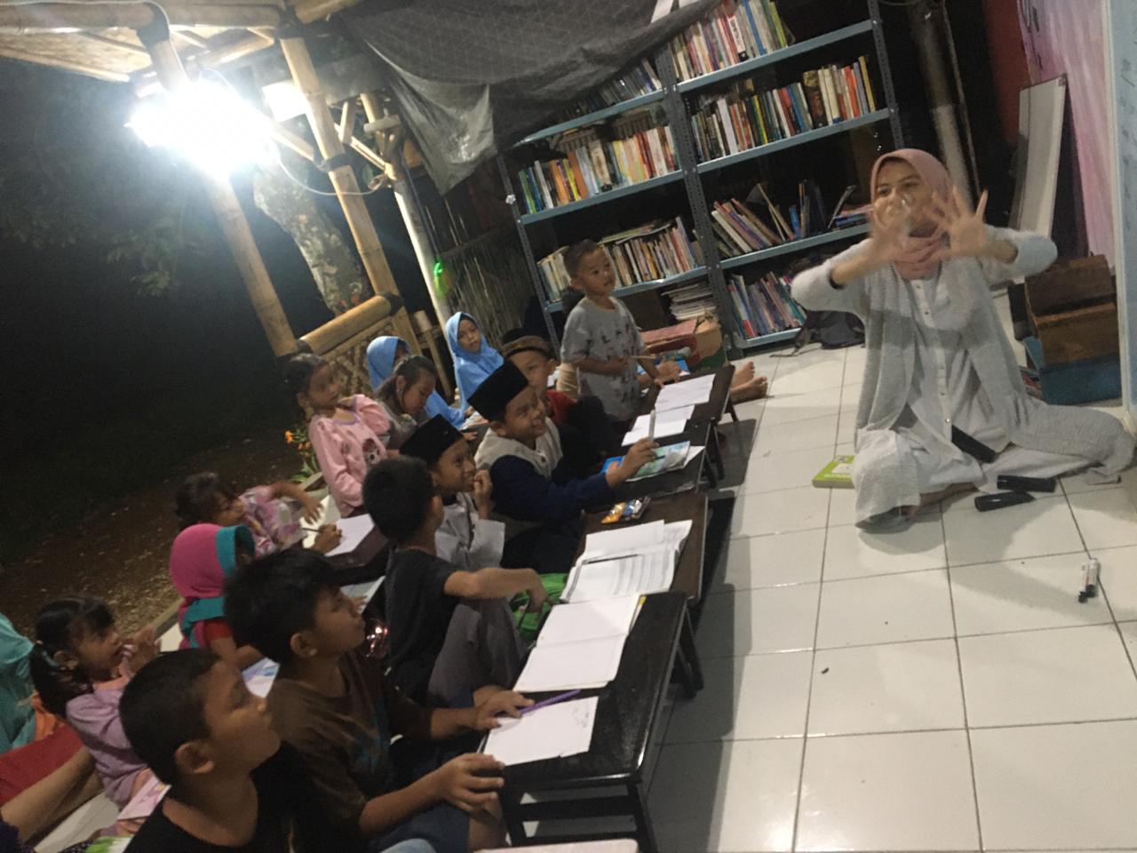 Galeri aktivitas Relawan Pengajar! Anak TK di Saung Baca Suradita ke-2