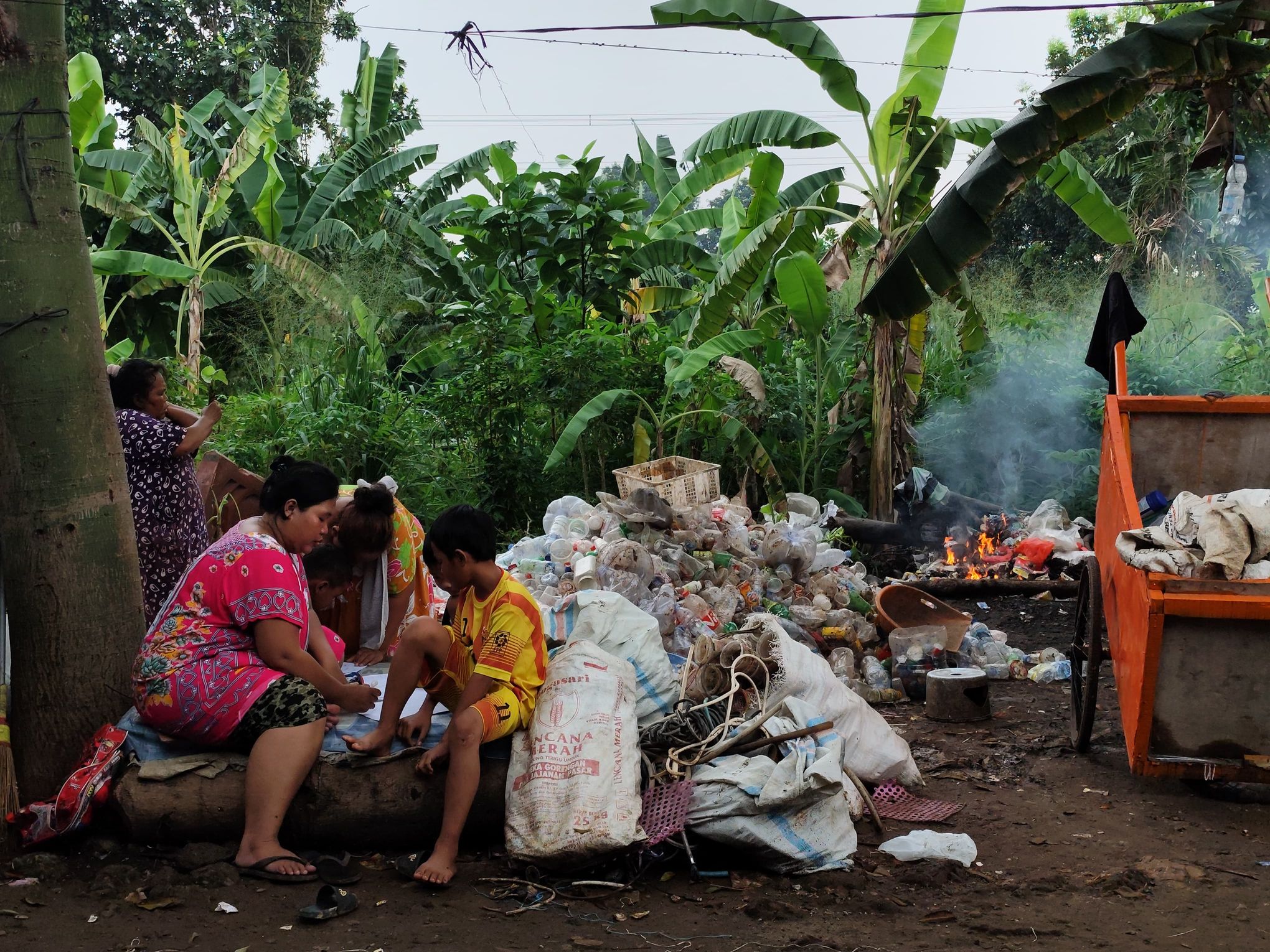 Galeri aktivitas Mengajar Anak-anak di Lapak Pemulung Setu Pamulang ke-2