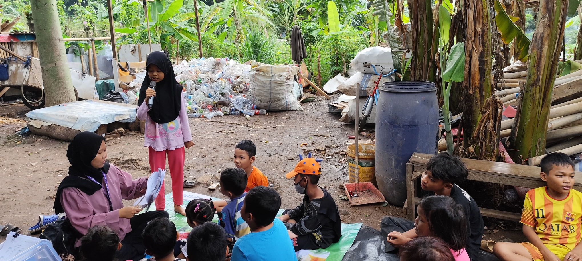 Galeri aktivitas Mengajar Anak-anak di Lapak Pemulung Setu Pamulang ke-3