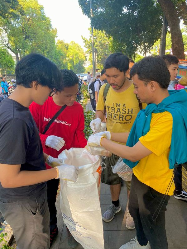 Galeri aktivitas Clean up Trash Hero Jakarta ke-202 ke-6